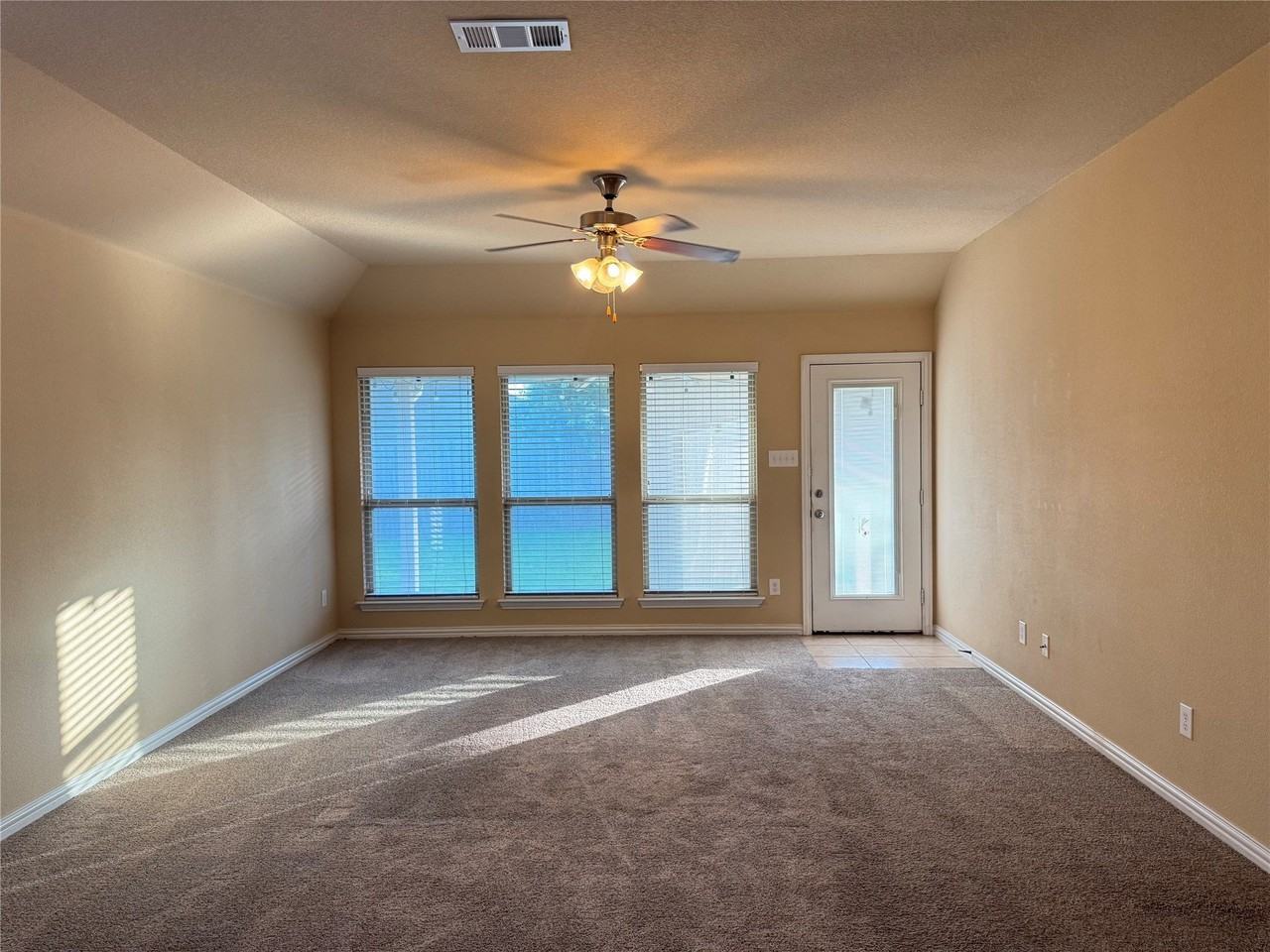616 Kinghaven Dr - Photo 3 of 21
