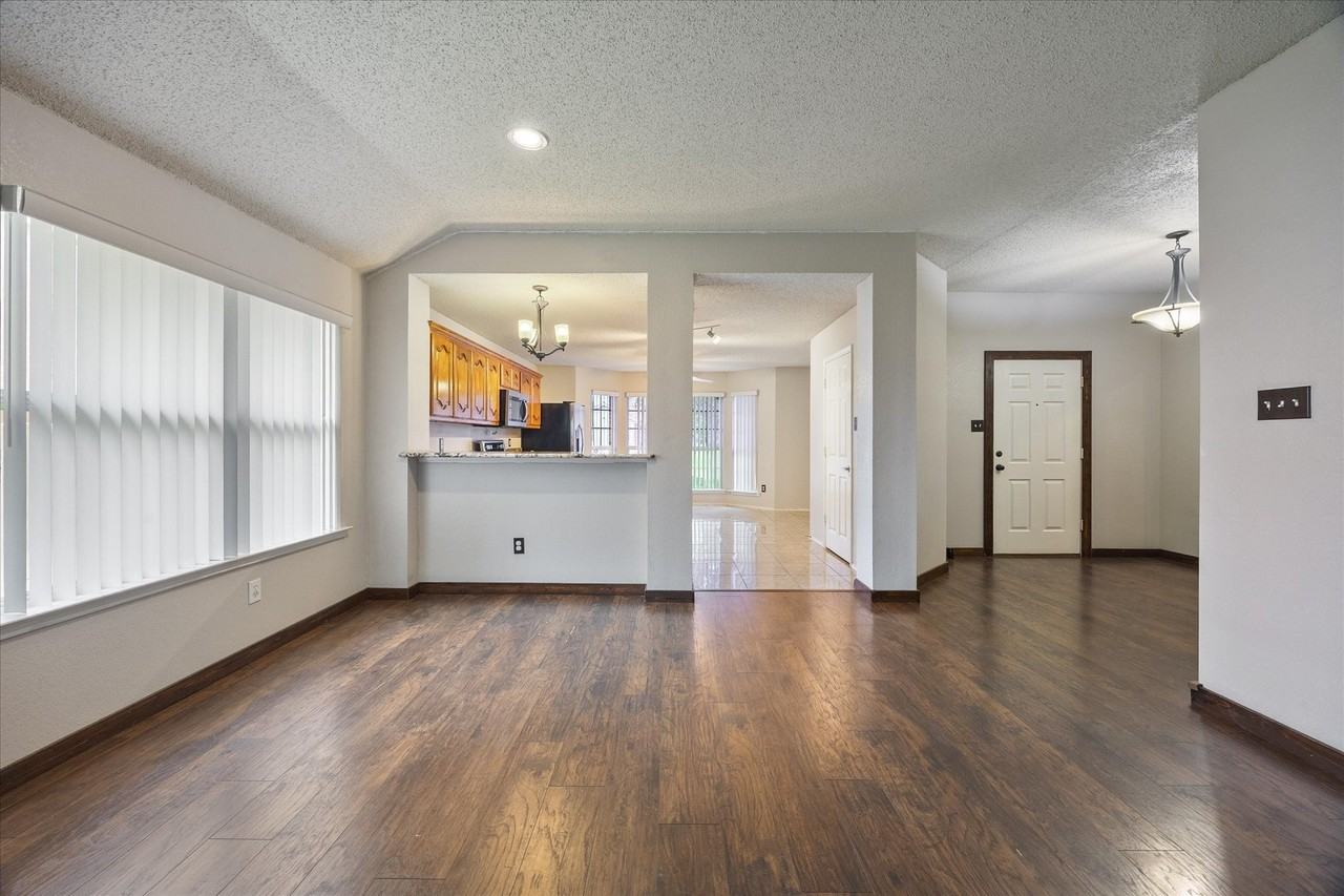 2701 Redwood St - Photo 5 of 29