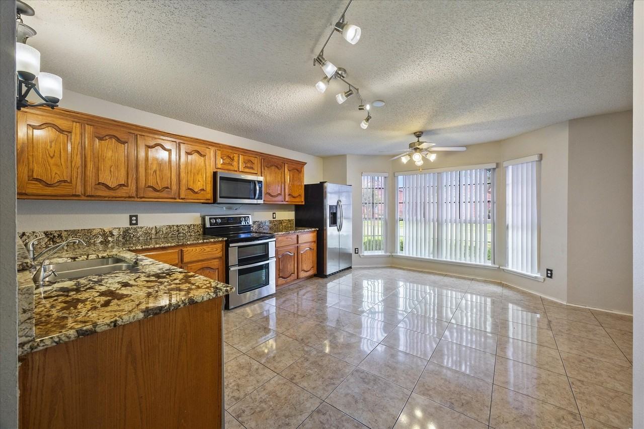 2701 Redwood St - Photo 6 of 29