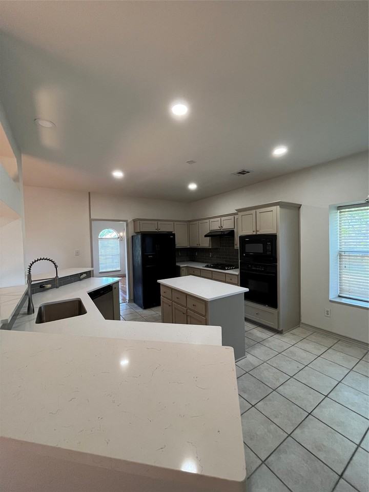 1200 Oakley Dr - Photo 5 of 18