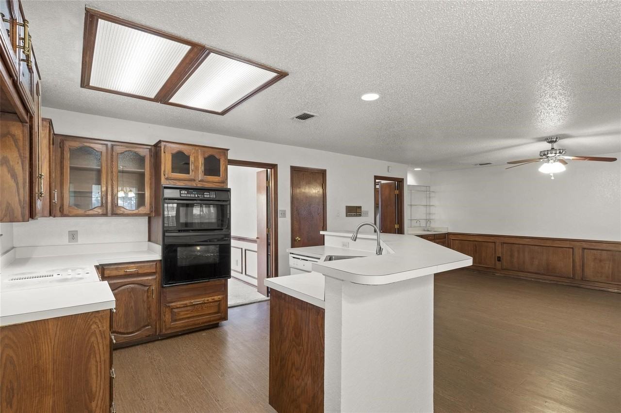 1423 Holveck Dr - Photo 2 of 29