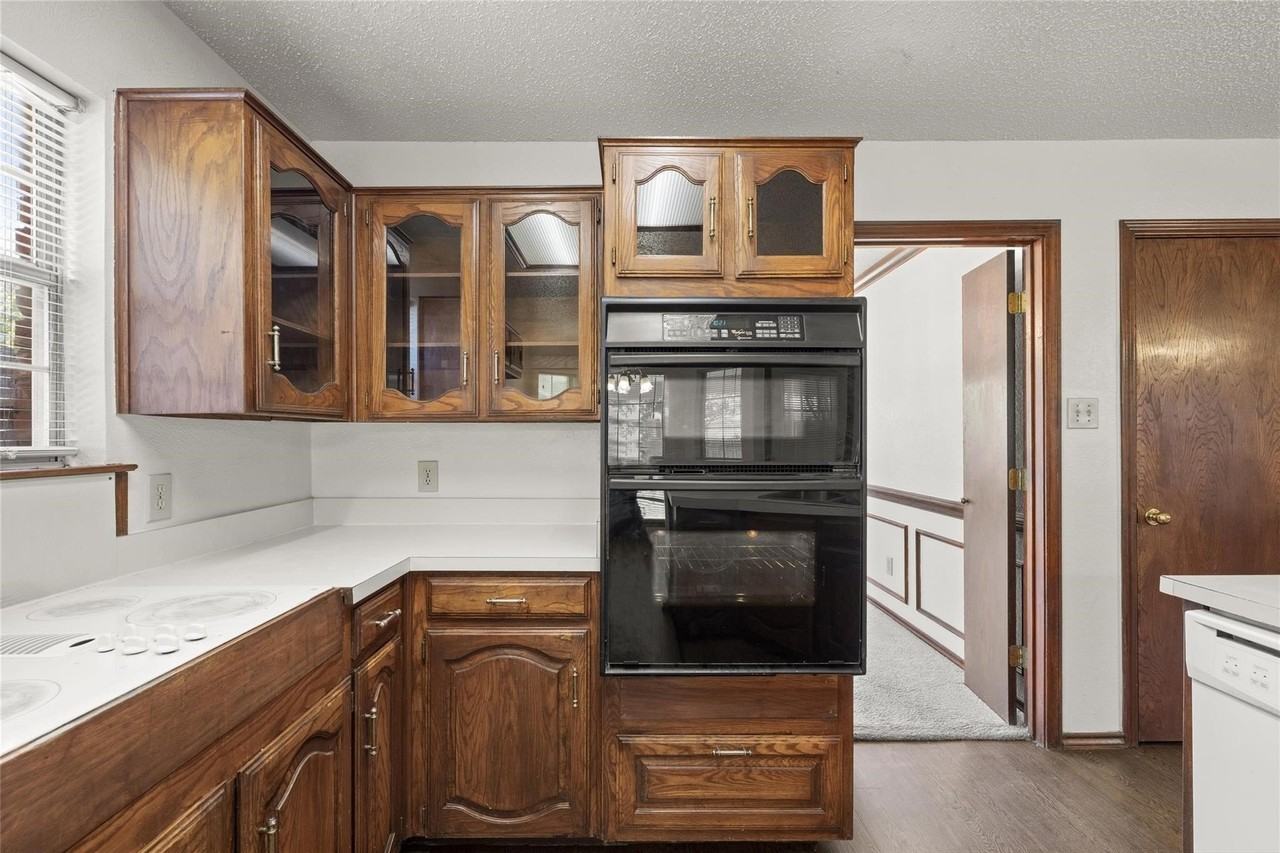 1423 Holveck Dr - Photo 3 of 29