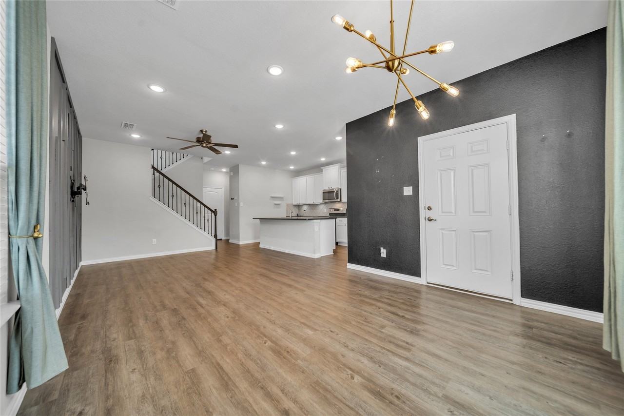 2817 Bellflower Dr - Photo 2 of 17