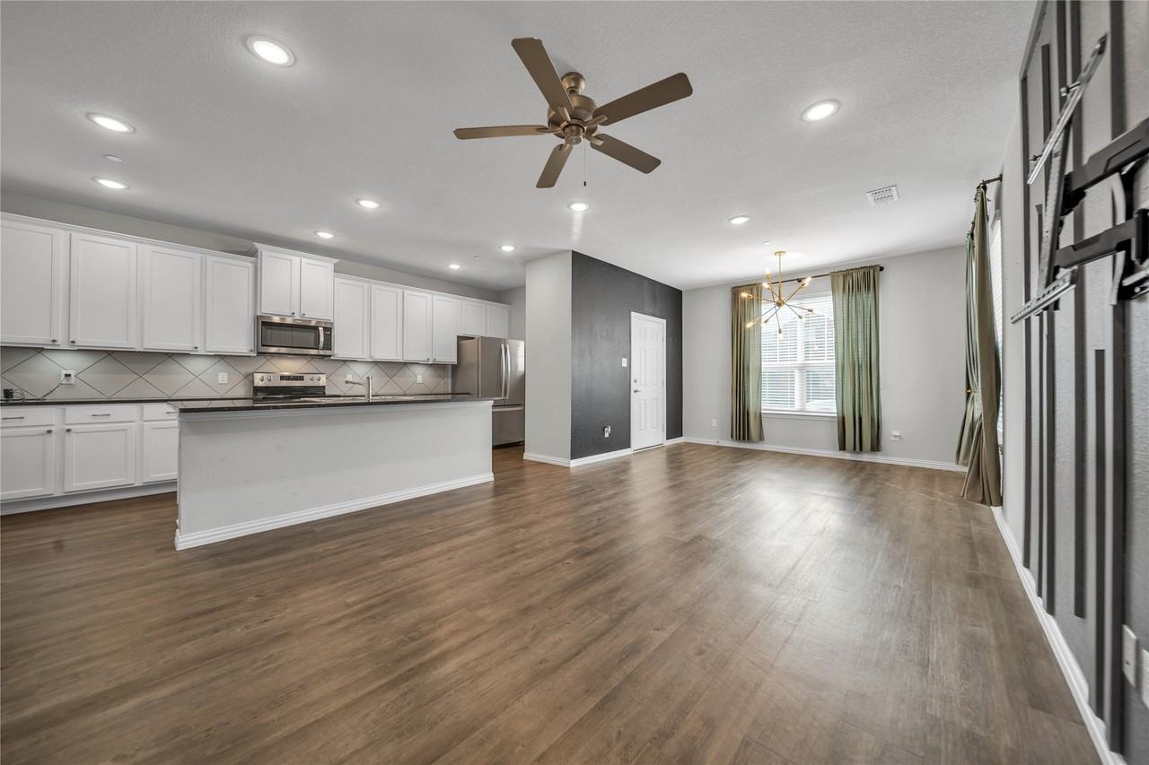 2817 Bellflower Dr - Photo 3 of 17