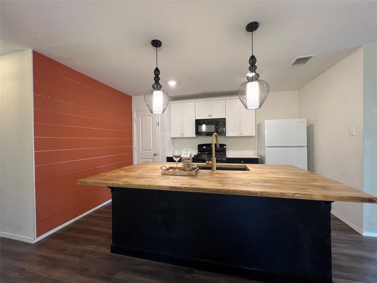 1602 Westfall Dr - Photo 4 of 37