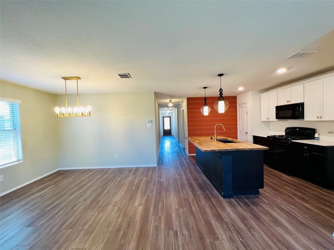 1602 Westfall Dr - Photo 5 of 37