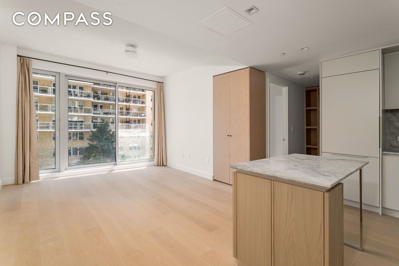 250 E 25th St #4C