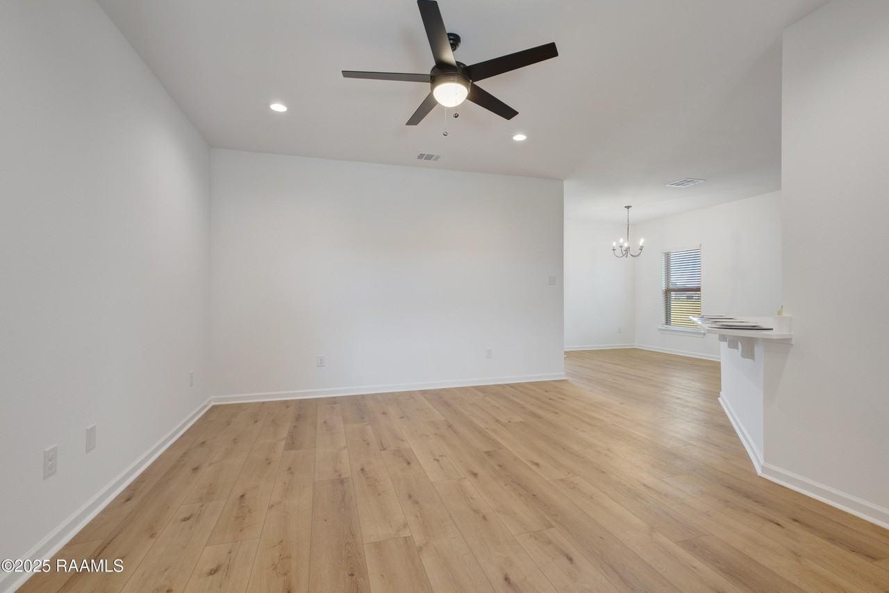 209 Tatum Ln - Photo 4 of 25