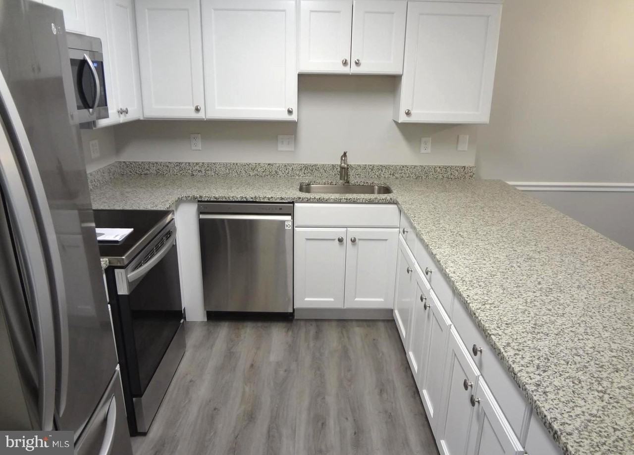 309 Bentley Ct - Photo 3 of 16