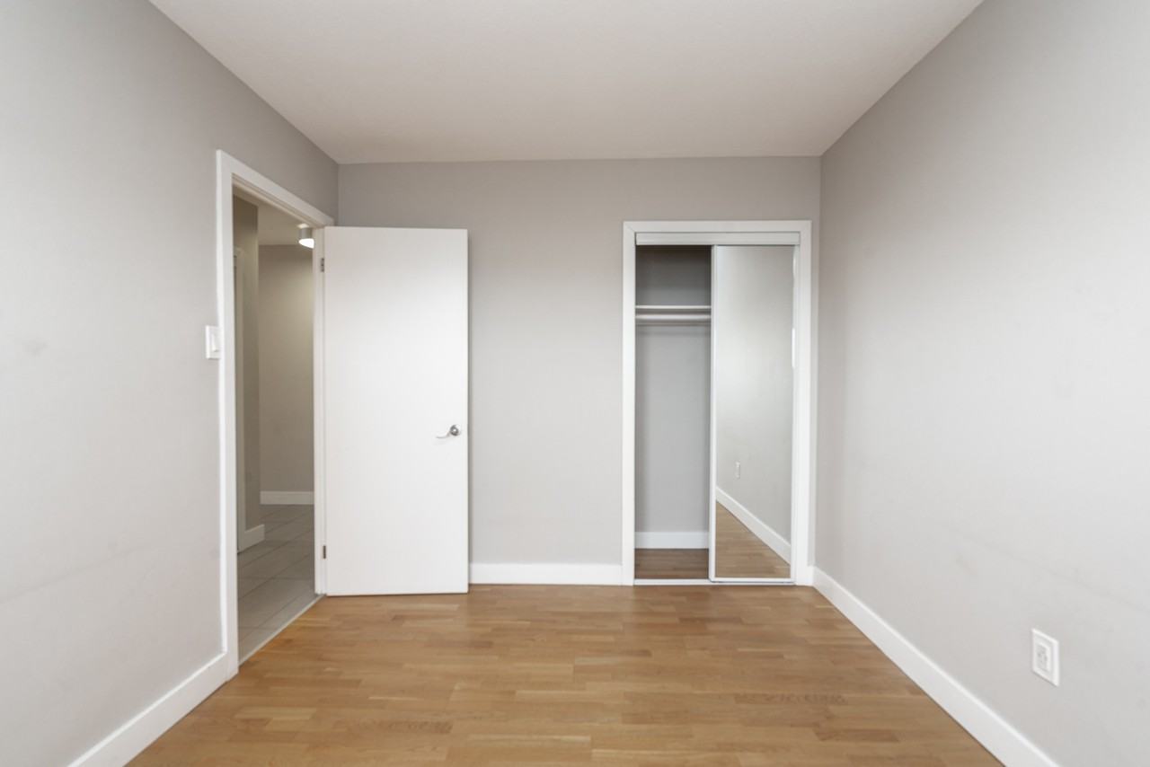 230 Oak Street - Photo 4 of 50
