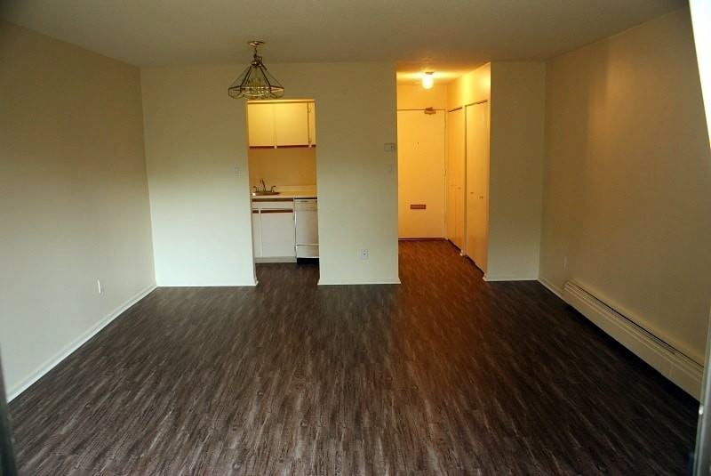 Oak Manor - Photo 2 of 3