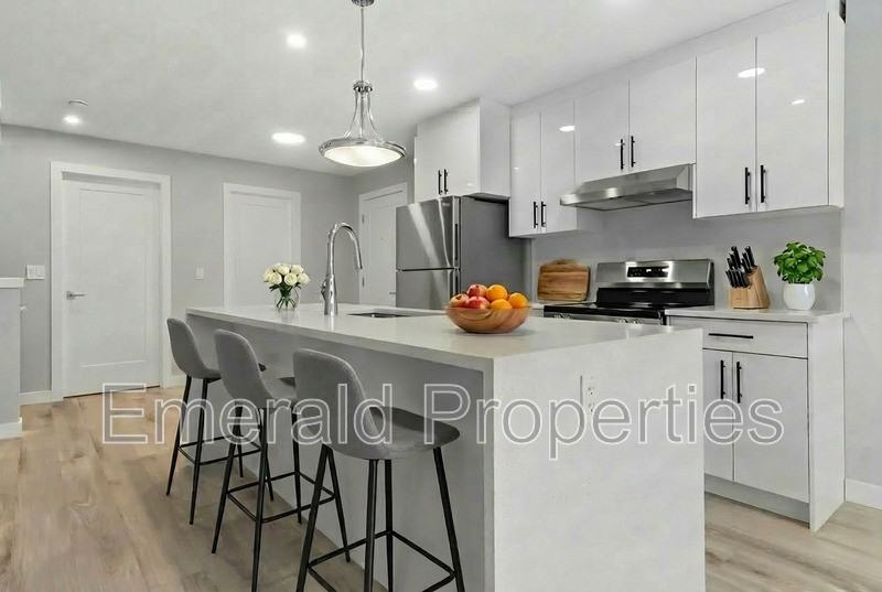 10441 132 St NW - Photo 3 of 20