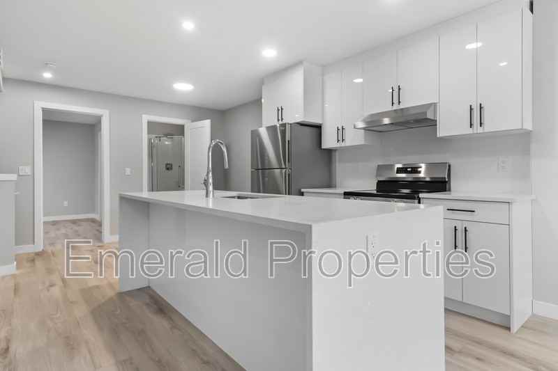 10441 132 St NW - Photo 7 of 20