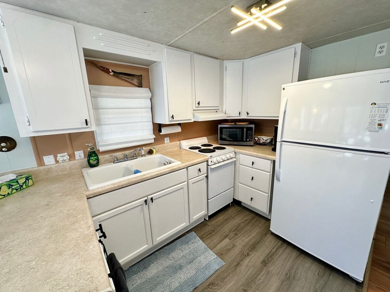 634 Nettles Blvd #1537484P - Photo 7 of 18