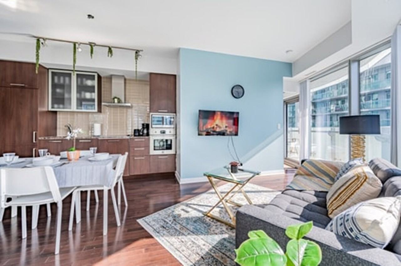 25 Grand Trunk Crescent - Photo 4 of 20