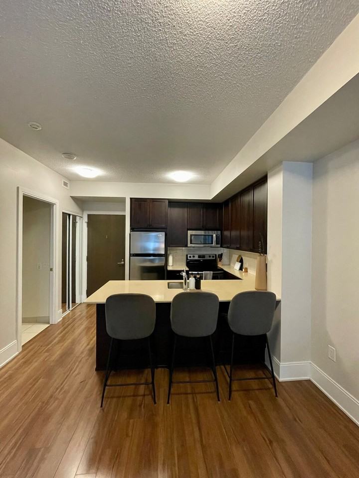 560 Front St W #1504540P - Photo 2 of 33