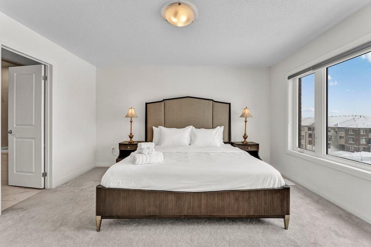 585 Colborne St #1504442P - Photo 3 of 47