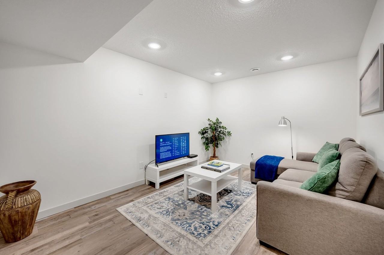 11817 21 Ave Sw #1564648P - Photo 3 of 42