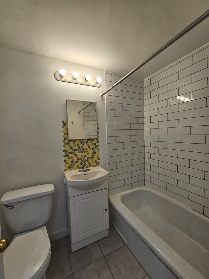 3910 Avenue Linton #5 - Photo 3 of 8
