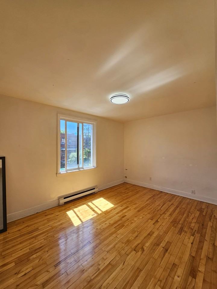 3910 Avenue Linton #5 - Photo 4 of 8