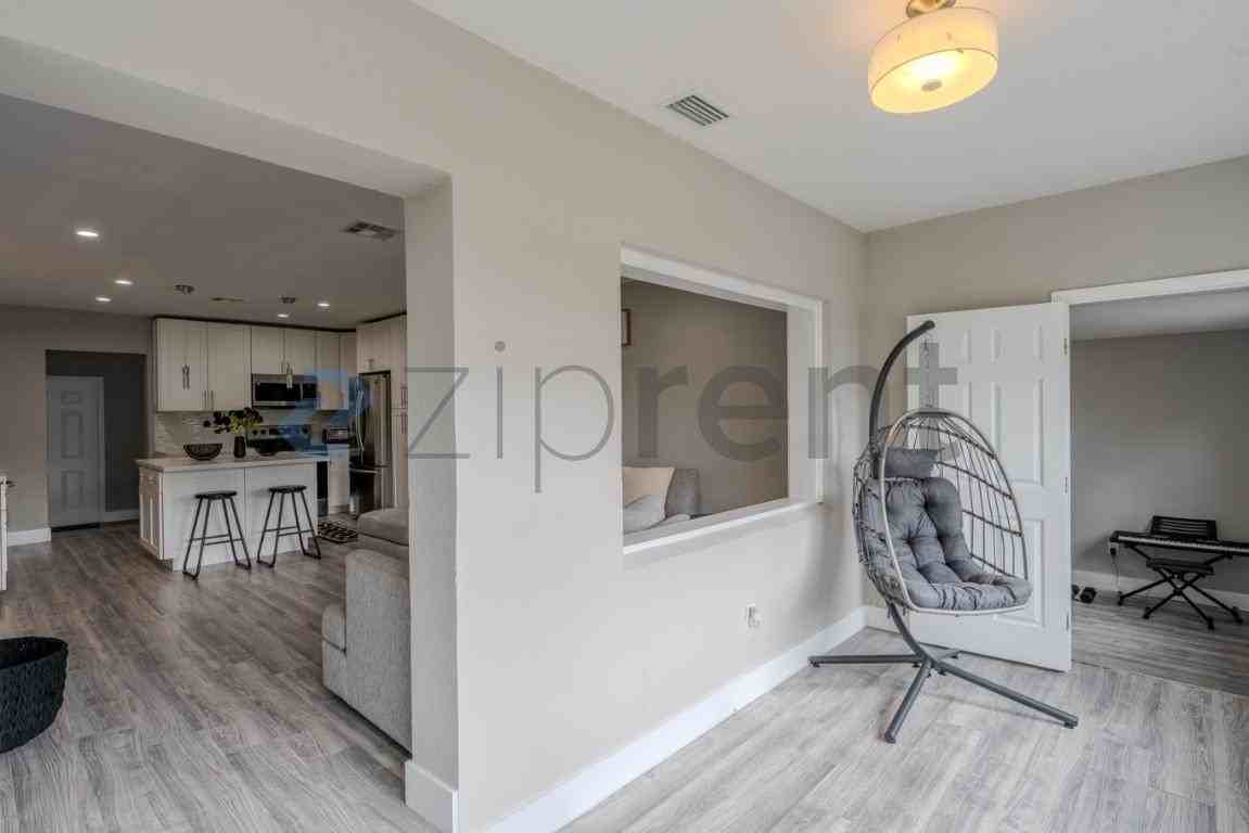 1120 S 28th Ave - Photo 4 of 40