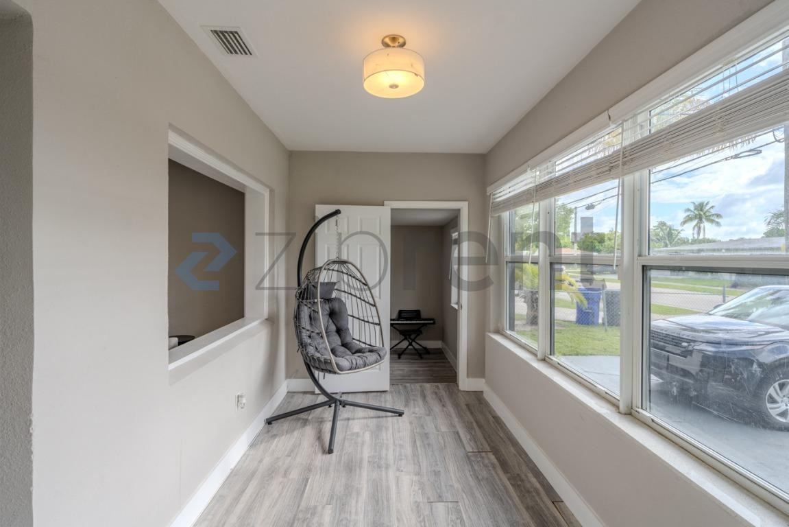 1120 S 28th Ave - Photo 5 of 40