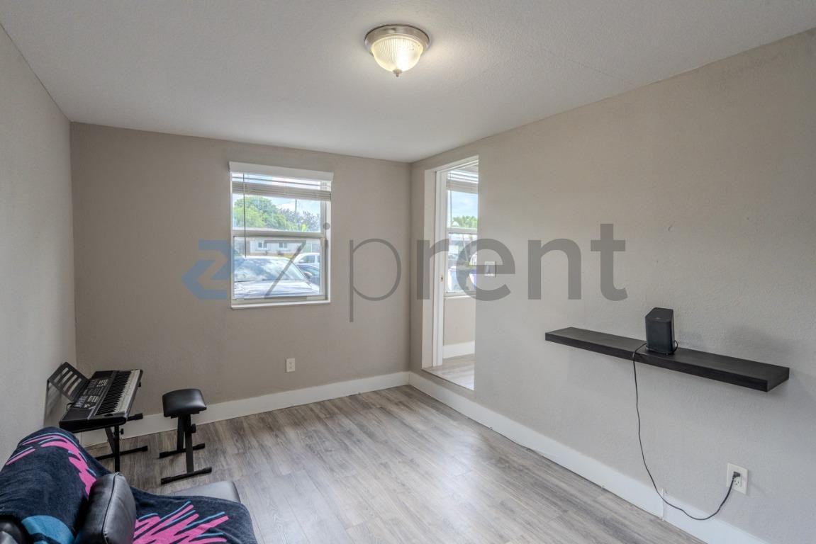 1120 S 28th Ave - Photo 7 of 40