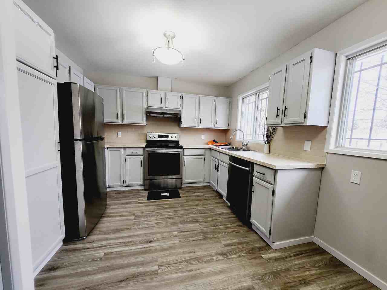 3432 42 Street NW - Photo 2 of 18