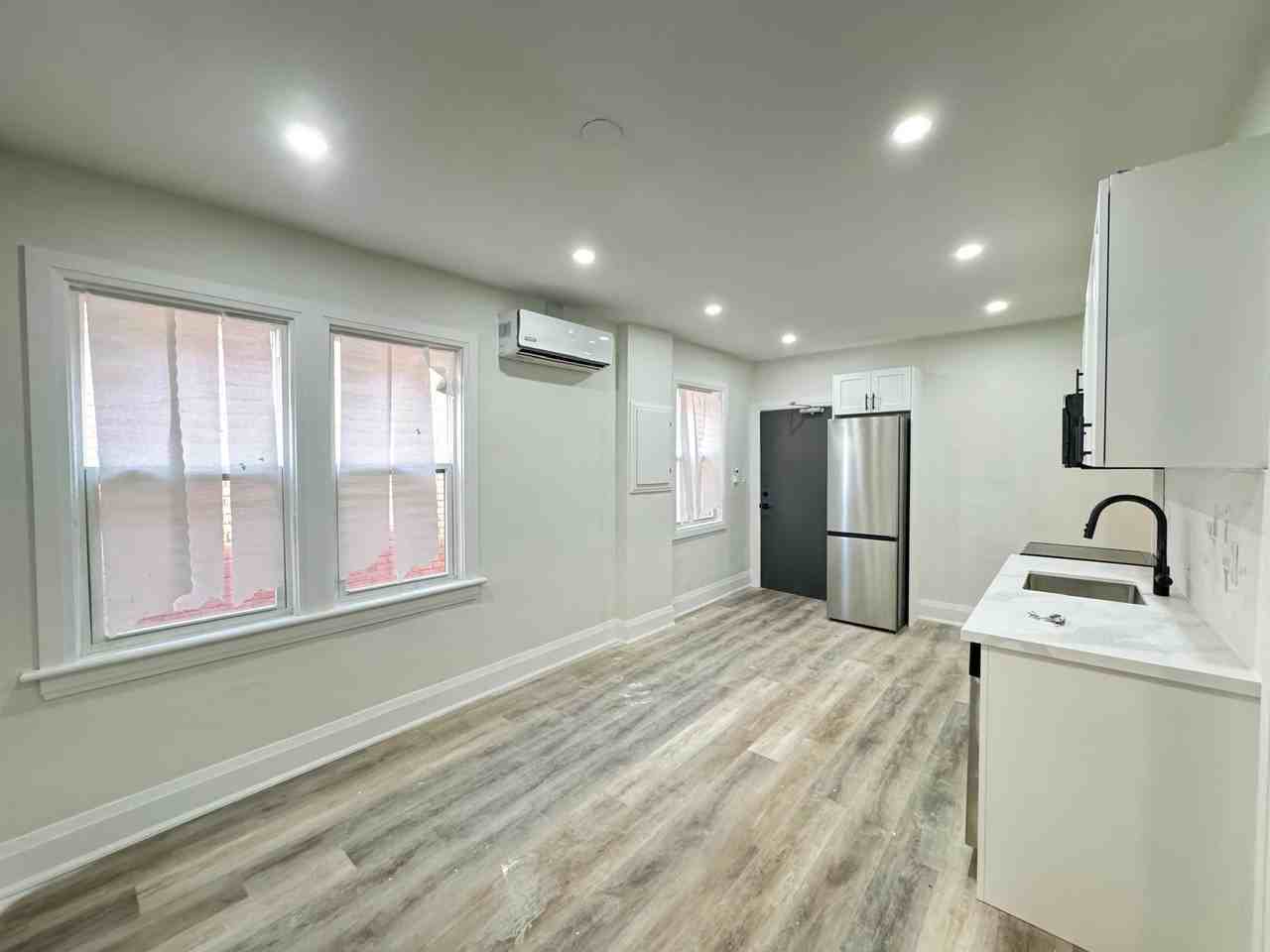 656 Main St E - Photo 5 of 14
