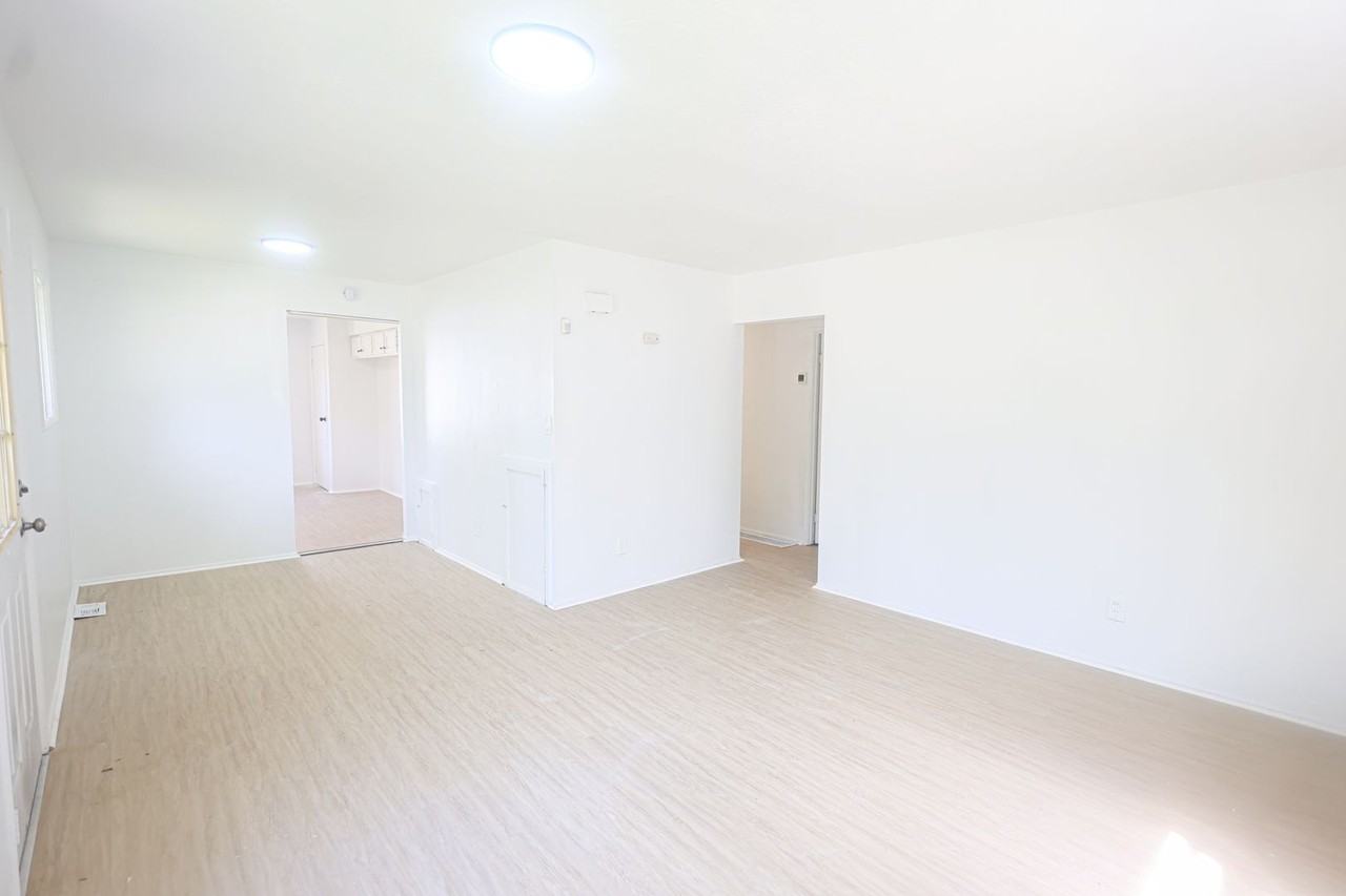 16805 Fairfax Ave - Photo 4 of 21