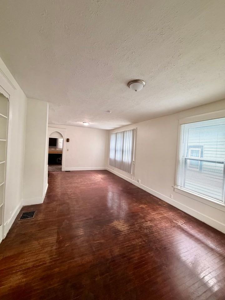 962 W 35th St - Photo 2 of 13