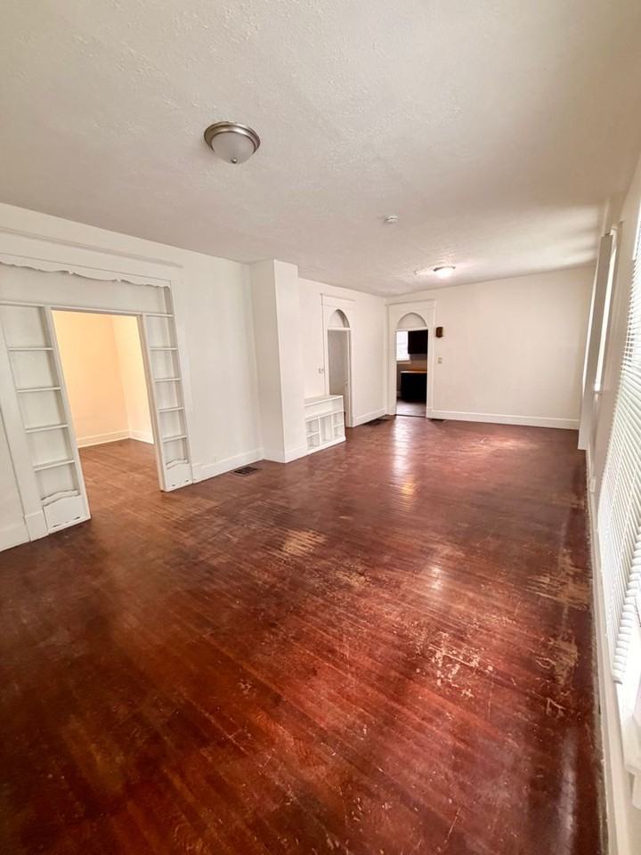 962 W 35th St - Photo 3 of 13