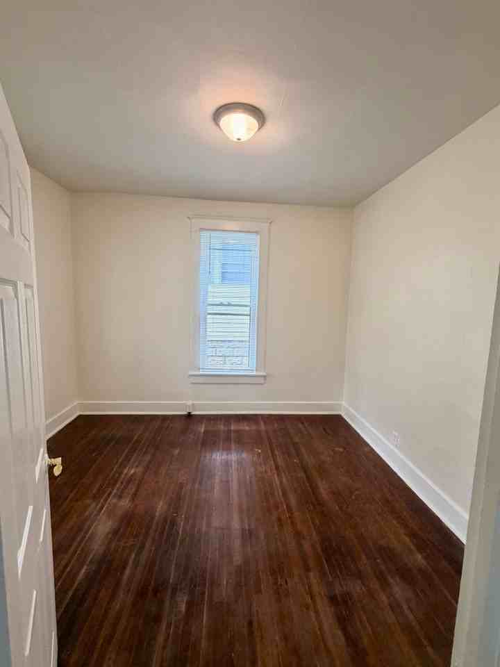 962 W 35th St - Photo 4 of 13