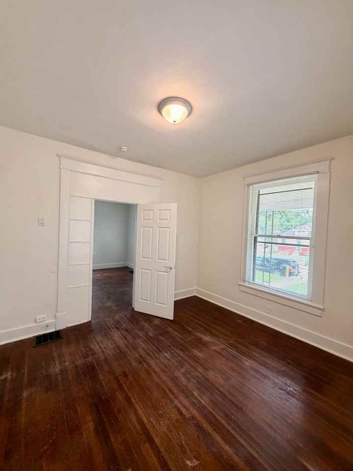962 W 35th St - Photo 5 of 13