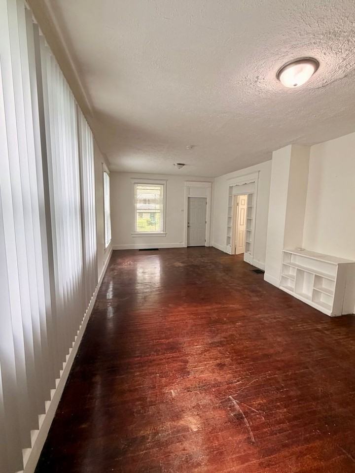 962 W 35th St - Photo 6 of 13
