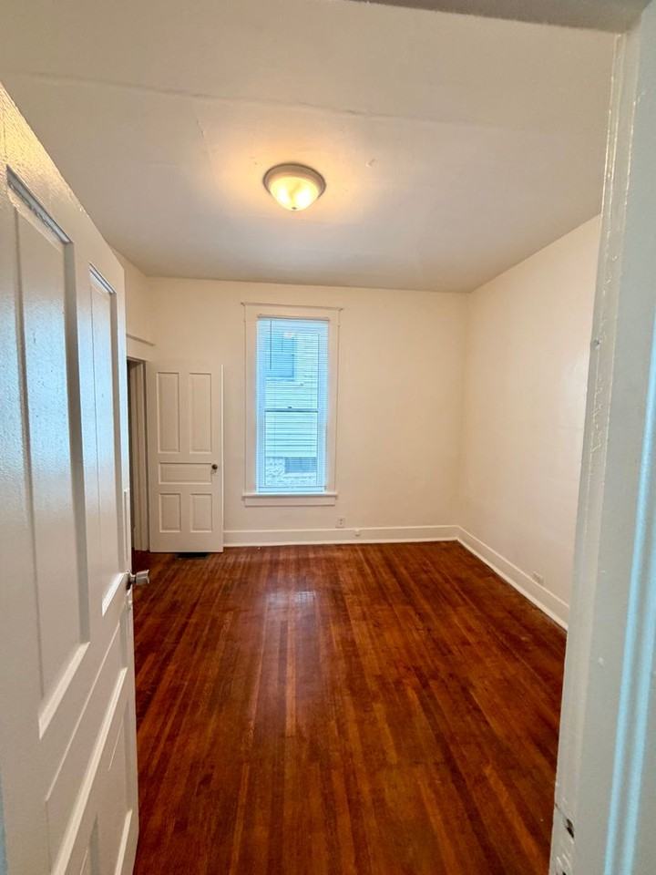 962 W 35th St - Photo 7 of 13