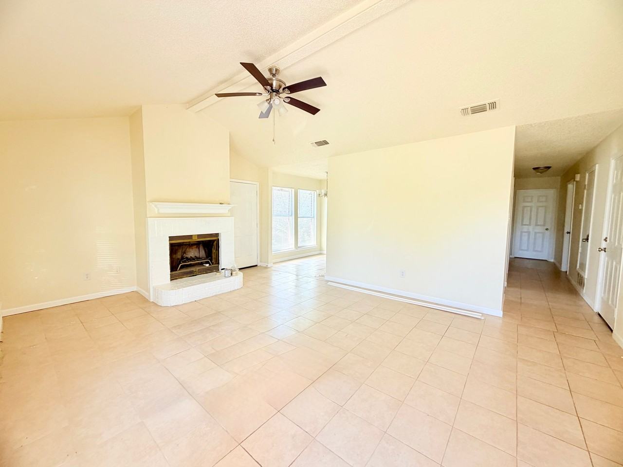 323 Moss Hill Dr - Photo 2 of 14