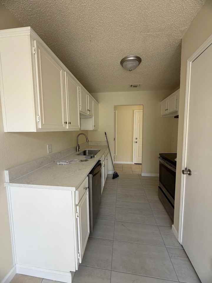 323 Moss Hill Dr - Photo 3 of 14