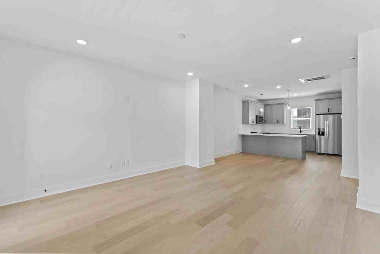 608 Markham St - Photo 4 of 20