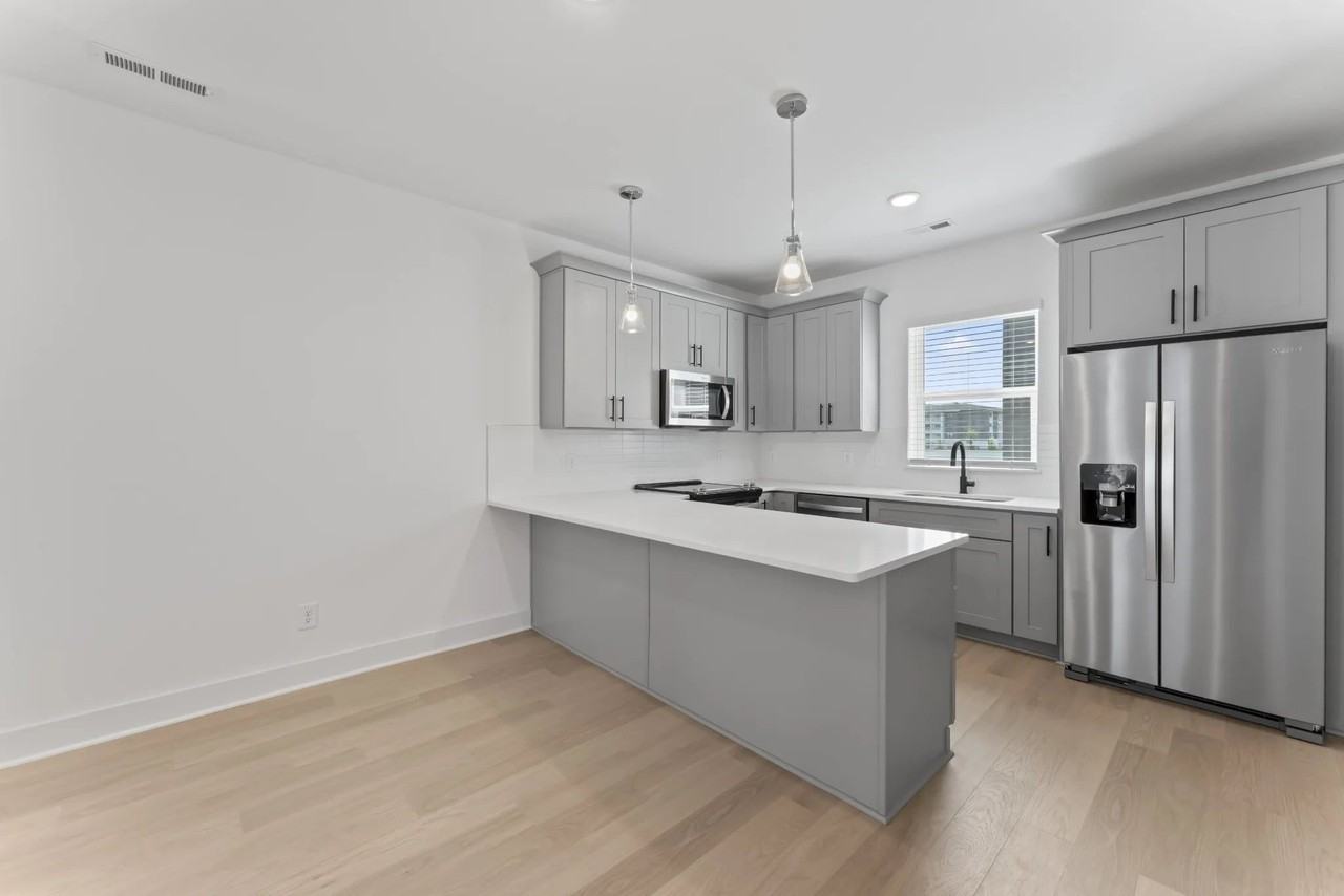 608 Markham St - Photo 5 of 20