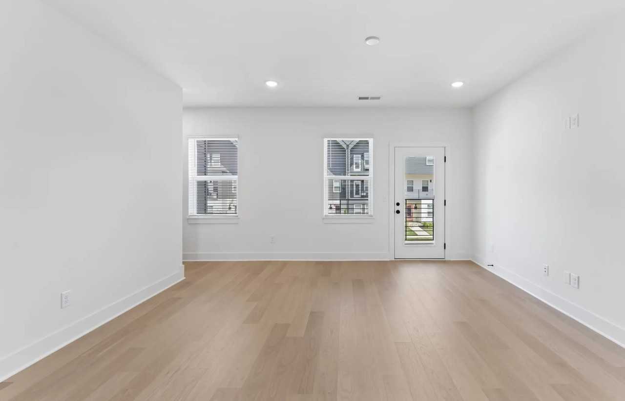 608 Markham St - Photo 6 of 20