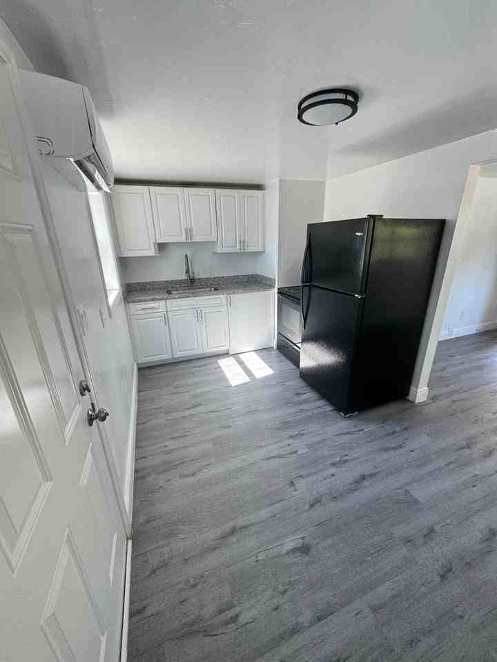 4421 N Clark Ave #C