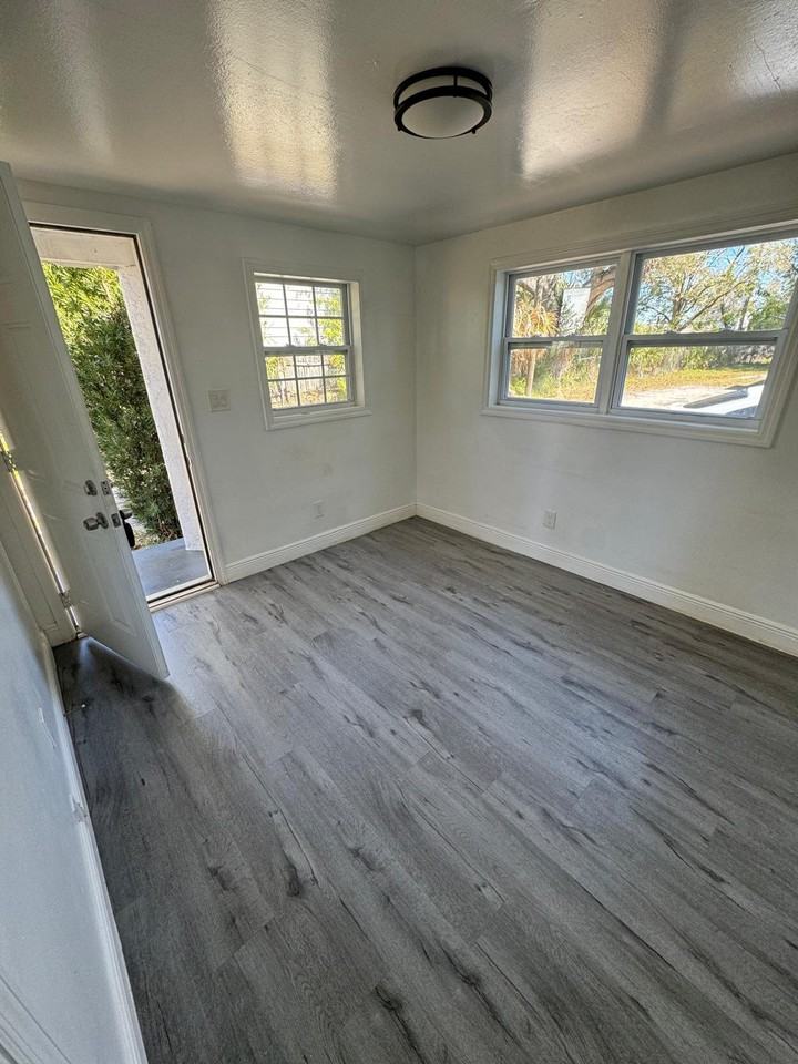 4421 N Clark Ave #C - Photo 3 of 7