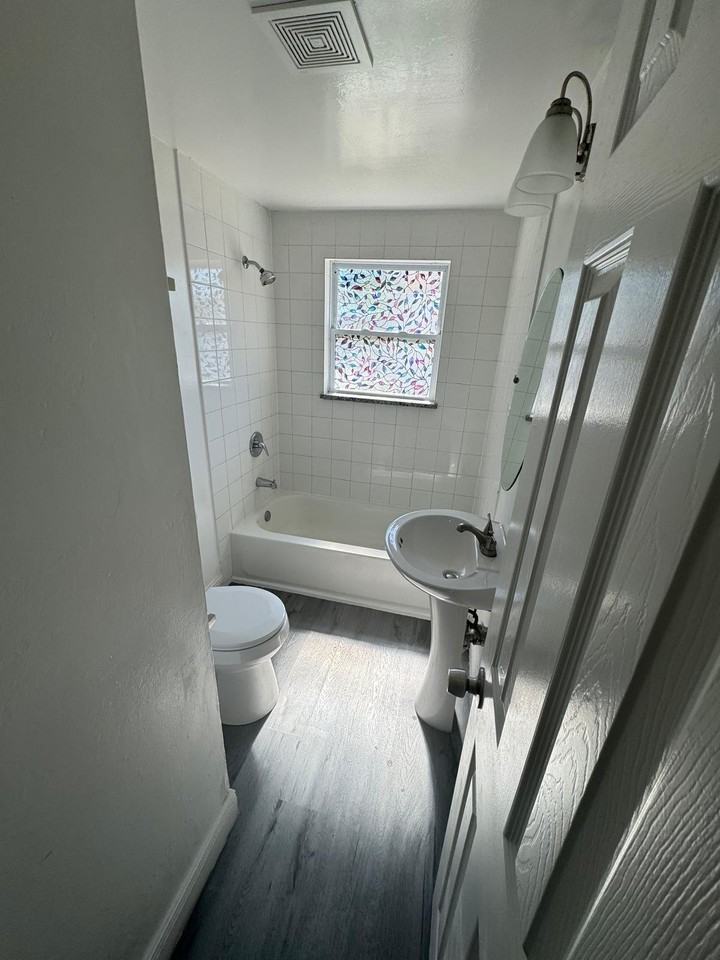 4421 N Clark Ave #C - Photo 4 of 7