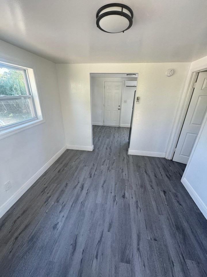 4421 N Clark Ave #C - Photo 5 of 7