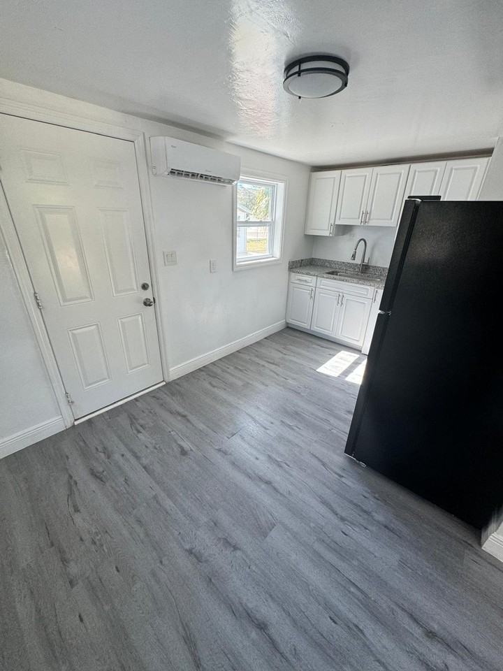 4421 N Clark Ave #C - Photo 6 of 7