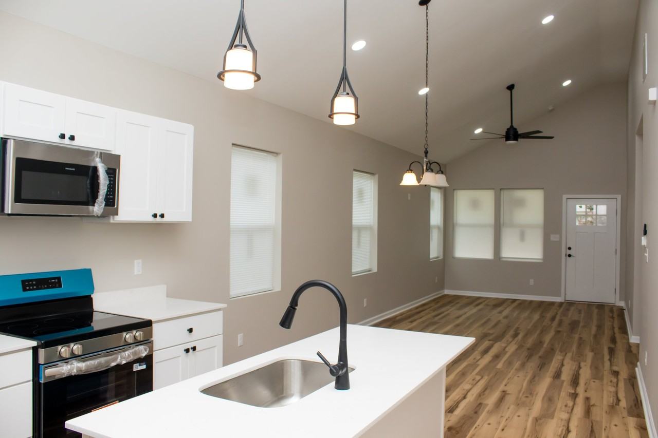 2109 Singleton St - Photo 4 of 20