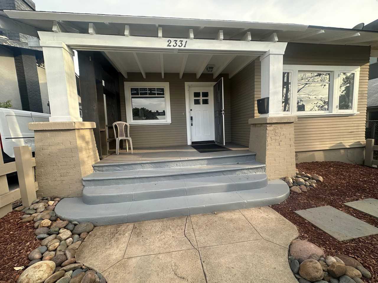2331 University Ave - Photo 2 of 19