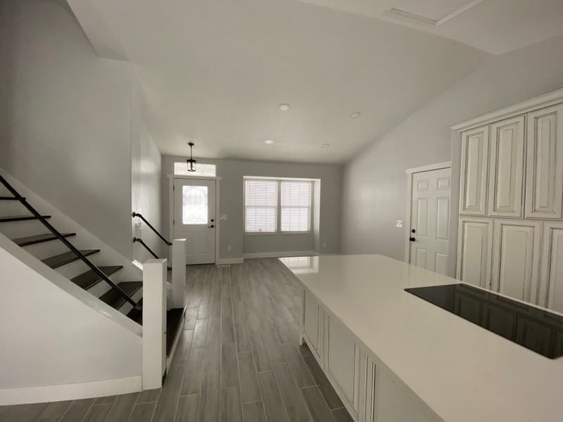 586 Es - Photo 6 of 30