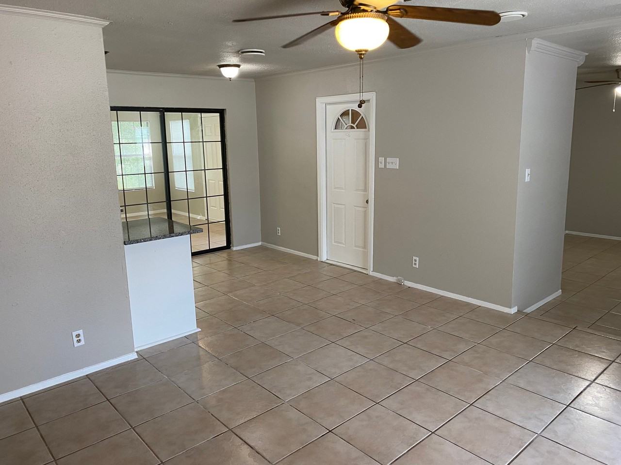 317 Vivian Dr - Photo 5 of 23